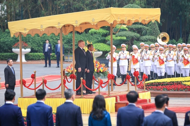 Thủ tướng Lê Minh Hưng chủ trì lễ đón Thủ tướng Cộng hòa Slovakia Robert Fico Thủ tướng Lê Minh Hưng chủ trì lễ đón Thủ tướng Cộng hòa Slovakia Robert Fico
