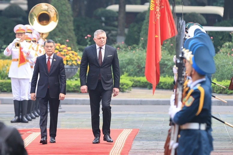 Thủ tướng Lê Minh Hưng chủ trì lễ đón Thủ tướng Cộng hòa Slovakia Robert Fico Thủ tướng Lê Minh Hưng chủ trì lễ đón Thủ tướng Cộng hòa Slovakia Robert Fico