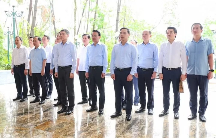Thủ tướng Lê Minh Hưng dâng hương tại Ngã ba Đồng Lộc Thủ tướng Lê Minh Hưng dâng hương tại Ngã ba Đồng Lộc