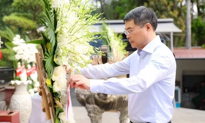 Thủ tướng Lê Minh Hưng dâng hương tại Ngã ba Đồng Lộc Thủ tướng Lê Minh Hưng dâng hương tại Ngã ba Đồng Lộc