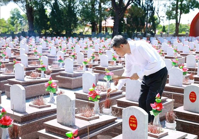 Thủ tướng Lê Minh Hưng dâng hương tại Nghĩa trang Trường Sơn và Thành cổ Quảng Trị Thủ tướng Lê Minh Hưng dâng hương tại Nghĩa trang Trường Sơn và Thành cổ Quảng Trị