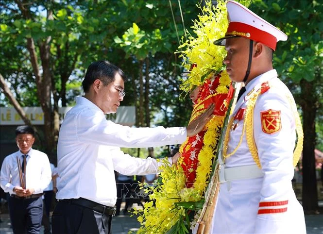 Thủ tướng Lê Minh Hưng dâng hương tại Nghĩa trang Trường Sơn và Thành cổ Quảng Trị Thủ tướng Lê Minh Hưng dâng hương tại Nghĩa trang Trường Sơn và Thành cổ Quảng Trị