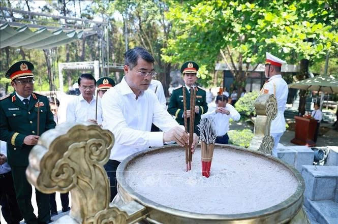 Thủ tướng Lê Minh Hưng dâng hương tại Nghĩa trang Trường Sơn và Thành cổ Quảng Trị Thủ tướng Lê Minh Hưng dâng hương tại Nghĩa trang Trường Sơn và Thành cổ Quảng Trị