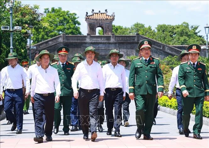 Thủ tướng Lê Minh Hưng dâng hương tại Nghĩa trang Trường Sơn và Thành cổ Quảng Trị Thủ tướng Lê Minh Hưng dâng hương tại Nghĩa trang Trường Sơn và Thành cổ Quảng Trị