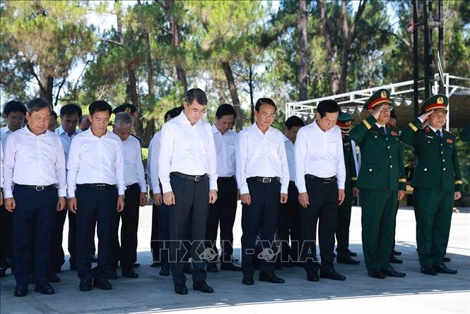 Thủ tướng Lê Minh Hưng dâng hương tại Nghĩa trang Trường Sơn và Thành cổ Quảng Trị Thủ tướng Lê Minh Hưng dâng hương tại Nghĩa trang Trường Sơn và Thành cổ Quảng Trị