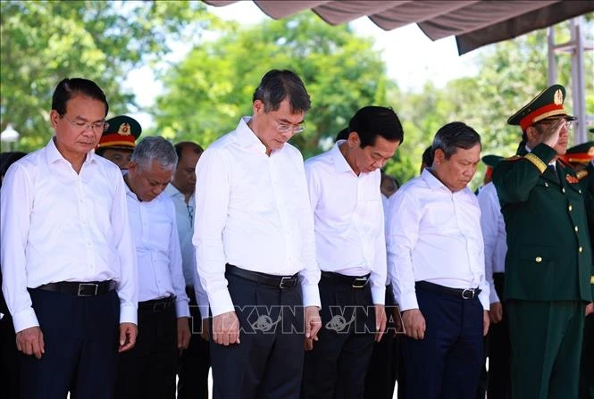 Thủ tướng Lê Minh Hưng dâng hương tại Nghĩa trang Trường Sơn và Thành cổ Quảng Trị Thủ tướng Lê Minh Hưng dâng hương tại Nghĩa trang Trường Sơn và Thành cổ Quảng Trị