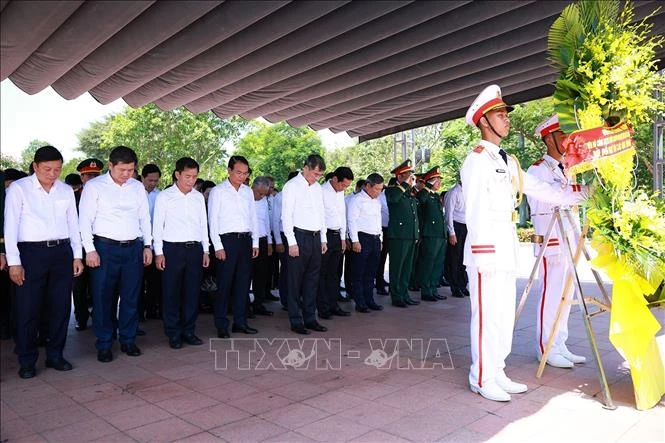 Thủ tướng Lê Minh Hưng dâng hương tại Nghĩa trang Trường Sơn và Thành cổ Quảng Trị Thủ tướng Lê Minh Hưng dâng hương tại Nghĩa trang Trường Sơn và Thành cổ Quảng Trị