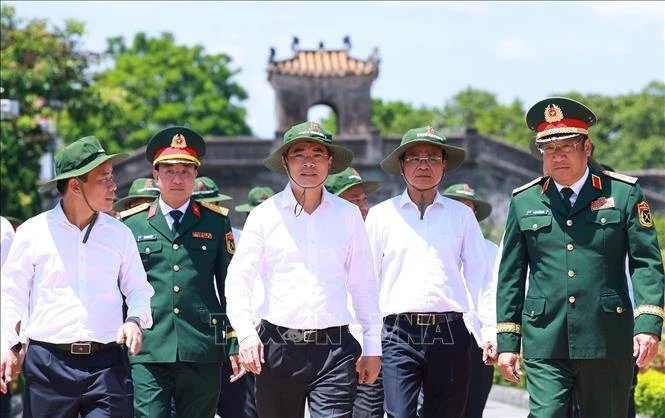 Thủ tướng Lê Minh Hưng dâng hương tại Nghĩa trang Trường Sơn và Thành cổ Quảng Trị Thủ tướng Lê Minh Hưng dâng hương tại Nghĩa trang Trường Sơn và Thành cổ Quảng Trị