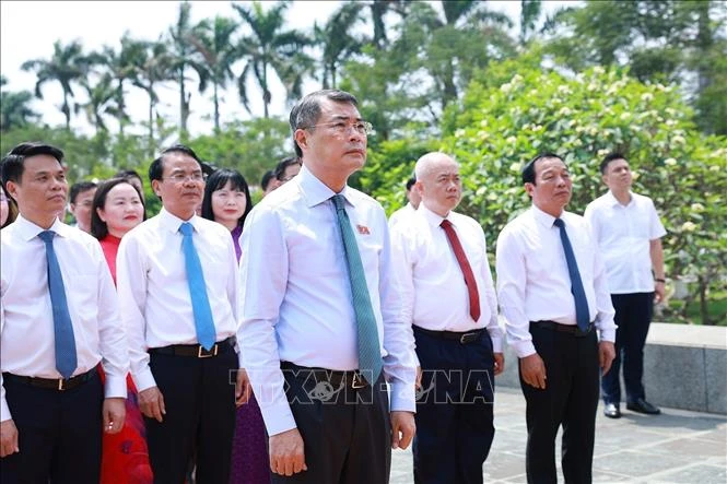 Thủ tướng Lê Minh Hưng dâng hương tưởng niệm các Anh hùng Liệt sĩ thành phố Hải Phòng Thủ tướng Lê Minh Hưng dâng hương tưởng niệm các Anh hùng Liệt sĩ thành phố Hải Phòng
