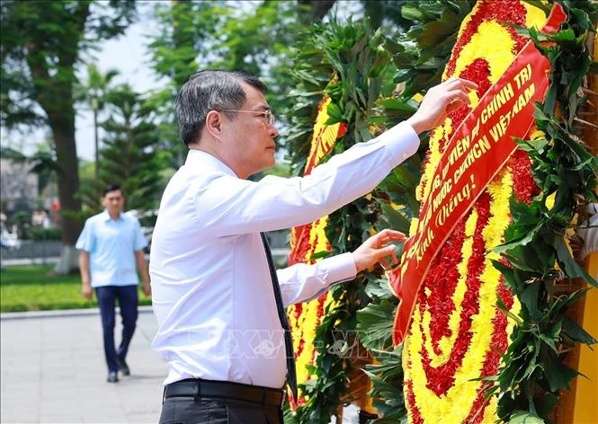 Thủ tướng Lê Minh Hưng dâng hương tưởng niệm các Anh hùng Liệt sĩ thành phố Hải Phòng Thủ tướng Lê Minh Hưng dâng hương tưởng niệm các Anh hùng Liệt sĩ thành phố Hải Phòng