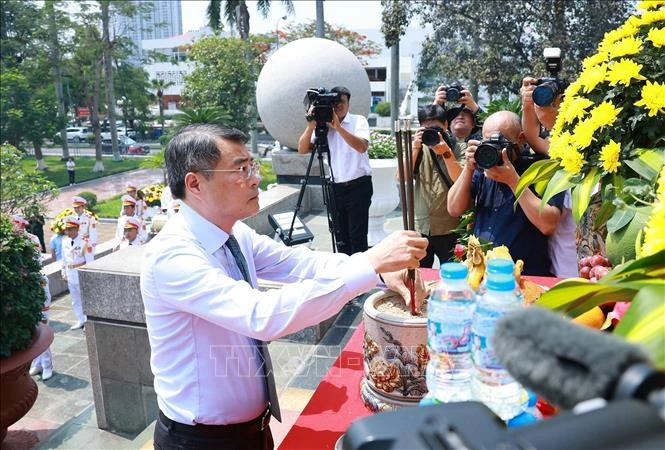 Thủ tướng Lê Minh Hưng dâng hương tưởng niệm các Anh hùng Liệt sĩ thành phố Hải Phòng Thủ tướng Lê Minh Hưng dâng hương tưởng niệm các Anh hùng Liệt sĩ thành phố Hải Phòng