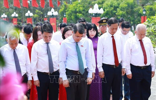 Thủ tướng Lê Minh Hưng dâng hương tưởng niệm các Anh hùng Liệt sĩ thành phố Hải Phòng Thủ tướng Lê Minh Hưng dâng hương tưởng niệm các Anh hùng Liệt sĩ thành phố Hải Phòng