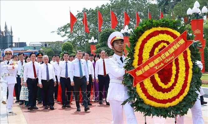 Thủ tướng Lê Minh Hưng dâng hương tưởng niệm các Anh hùng Liệt sĩ thành phố Hải Phòng Thủ tướng Lê Minh Hưng dâng hương tưởng niệm các Anh hùng Liệt sĩ thành phố Hải Phòng
