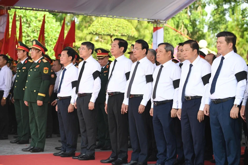 Thủ tướng Lê Minh Hưng dự lễ an táng 28 hài cốt liệt sĩ tại Quảng Trị Thủ tướng Lê Minh Hưng dự lễ an táng 28 hài cốt liệt sĩ tại Quảng Trị