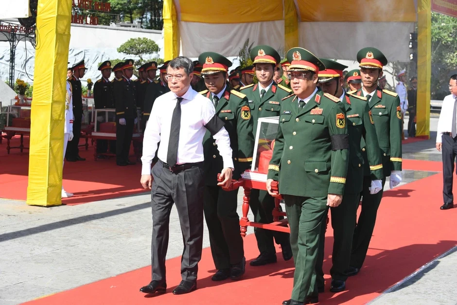 Thủ tướng Lê Minh Hưng dự lễ an táng 28 hài cốt liệt sĩ tại Quảng Trị Thủ tướng Lê Minh Hưng dự lễ an táng 28 hài cốt liệt sĩ tại Quảng Trị