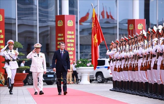 Thủ tướng Lê Minh Hưng dự Lễ đón nhận Danh hiệu Anh hùng LLVTND của Công an Hải Phòng Thủ tướng Lê Minh Hưng dự Lễ đón nhận Danh hiệu Anh hùng LLVTND của Công an Hải Phòng