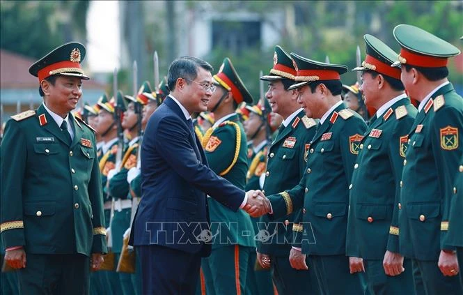 Thủ tướng Lê Minh Hưng dự Lễ đón nhận danh hiệu Anh hùng LLVTND của Quân khu 4 Thủ tướng Lê Minh Hưng dự Lễ đón nhận danh hiệu Anh hùng LLVTND của Quân khu 4