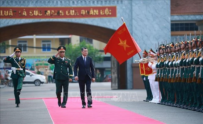 Thủ tướng Lê Minh Hưng dự Lễ đón nhận danh hiệu Anh hùng LLVTND của Quân khu 4 Thủ tướng Lê Minh Hưng dự Lễ đón nhận danh hiệu Anh hùng LLVTND của Quân khu 4