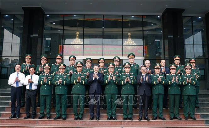 Thủ tướng Lê Minh Hưng dự Lễ đón nhận danh hiệu Anh hùng LLVTND của Quân khu 4 Thủ tướng Lê Minh Hưng dự Lễ đón nhận danh hiệu Anh hùng LLVTND của Quân khu 4