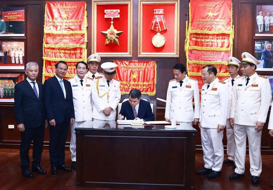 Thủ tướng Lê Minh Hưng dự Lễ kỷ niệm 80 năm Ngày truyền thống lực lượng Cảnh sát hình sự Thủ tướng Lê Minh Hưng dự Lễ kỷ niệm 80 năm Ngày truyền thống lực lượng Cảnh sát hình sự