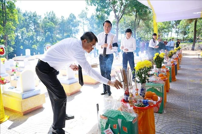 Thủ tướng Lê Minh Hưng dự lễ viếng, truy điệu và an táng liệt sĩ tại tỉnh Quảng Trị
