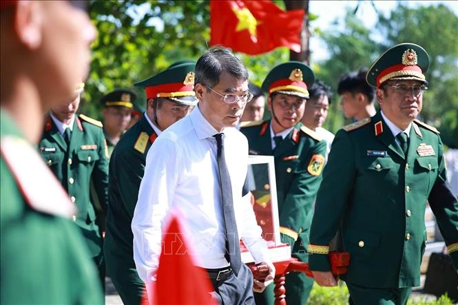 Thủ tướng Lê Minh Hưng dự lễ viếng, truy điệu và an táng liệt sĩ tại tỉnh Quảng Trị