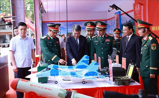 Thủ tướng Lê Minh Hưng: Quân khu 4 viết tiếp trang sử hào hùng, bảo vệ vững chắc đất nước Việt Nam thân yêu Thủ tướng Lê Minh Hưng: Quân khu 4 viết tiếp trang sử hào hùng, bảo vệ vững chắc đất nước Việt Nam thân yêu
