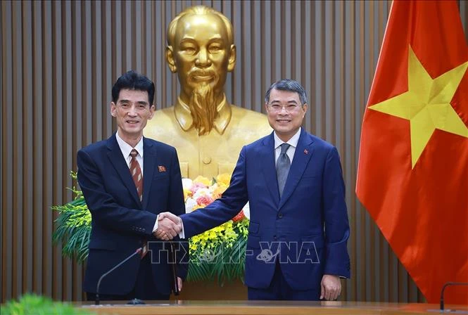 Thủ tướng Lê Minh Hưng tiếp Đại sứ Triều Tiên Ri Sung Guk Thủ tướng Lê Minh Hưng tiếp Đại sứ Triều Tiên Ri Sung Guk
