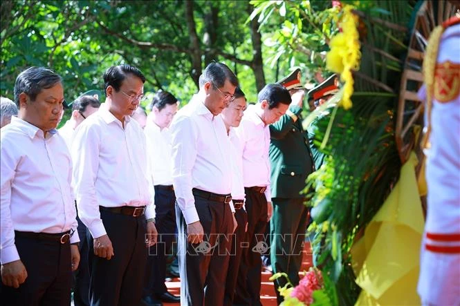 Thủ tướng Lê Minh Hưng tri ân các anh hùng liệt sĩ tại tỉnh Quảng Trị Thủ tướng Lê Minh Hưng tri ân các anh hùng liệt sĩ tại tỉnh Quảng Trị