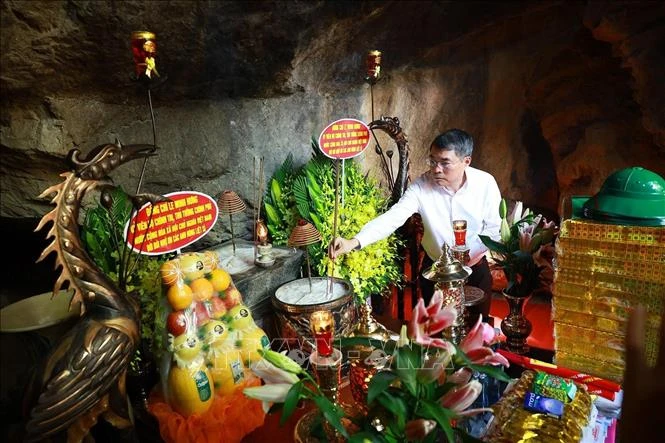 Thủ tướng Lê Minh Hưng tri ân các anh hùng liệt sĩ tại tỉnh Quảng Trị Thủ tướng Lê Minh Hưng tri ân các anh hùng liệt sĩ tại tỉnh Quảng Trị