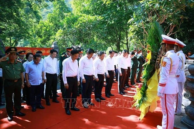 Thủ tướng Lê Minh Hưng tri ân các anh hùng liệt sĩ tại tỉnh Quảng Trị Thủ tướng Lê Minh Hưng tri ân các anh hùng liệt sĩ tại tỉnh Quảng Trị