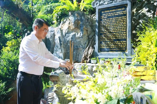 Thủ tướng Lê Minh Hưng tri ân các anh hùng liệt sĩ tại tỉnh Quảng Trị Thủ tướng Lê Minh Hưng tri ân các anh hùng liệt sĩ tại tỉnh Quảng Trị