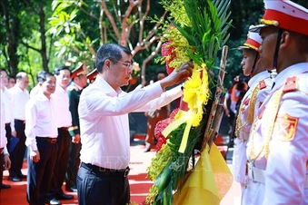 Thủ tướng Lê Minh Hưng tri ân các anh hùng liệt sĩ tại tỉnh Quảng Trị