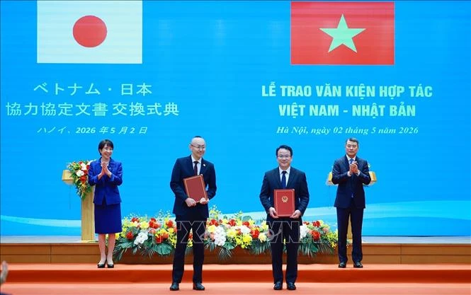 Thủ tướng Lê Minh Hưng và Thủ tướng Nhật Bản chứng kiến trao các văn kiện hợp tác Thủ tướng Lê Minh Hưng và Thủ tướng Nhật Bản chứng kiến trao các văn kiện hợp tác