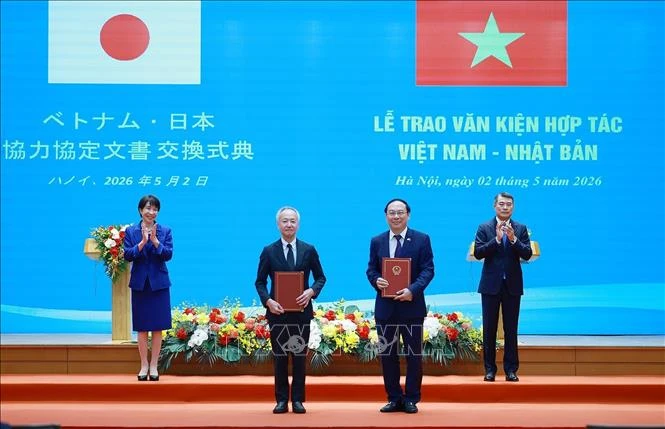 Thủ tướng Lê Minh Hưng và Thủ tướng Nhật Bản chứng kiến trao các văn kiện hợp tác Thủ tướng Lê Minh Hưng và Thủ tướng Nhật Bản chứng kiến trao các văn kiện hợp tác
