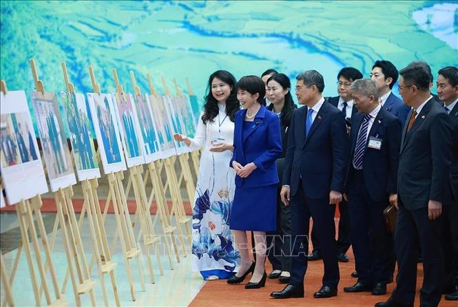 Thủ tướng Lê Minh Hưng và Thủ tướng Nhật Bản tham quan Trưng bày ảnh Thủ tướng Lê Minh Hưng và Thủ tướng Nhật Bản tham quan Trưng bày ảnh