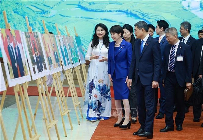 Thủ tướng Lê Minh Hưng và Thủ tướng Nhật Bản tham quan Trưng bày ảnh Thủ tướng Lê Minh Hưng và Thủ tướng Nhật Bản tham quan Trưng bày ảnh