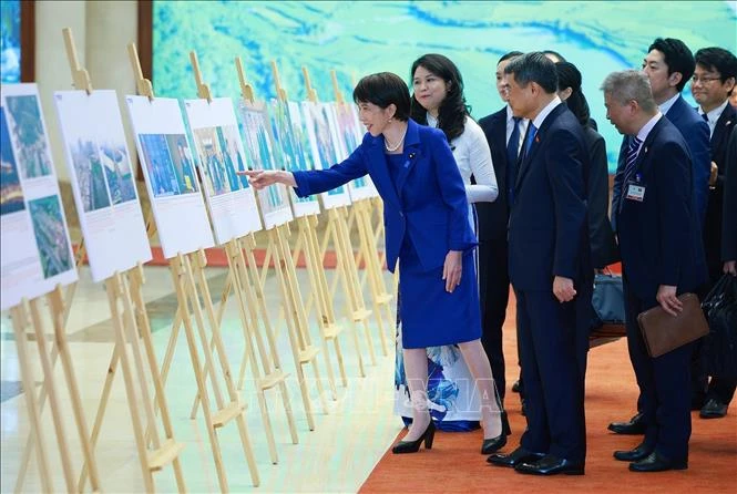 Thủ tướng Lê Minh Hưng và Thủ tướng Nhật Bản tham quan Trưng bày ảnh Thủ tướng Lê Minh Hưng và Thủ tướng Nhật Bản tham quan Trưng bày ảnh