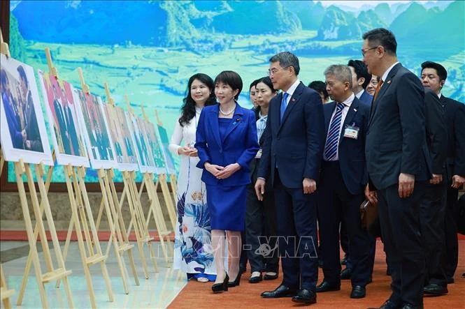Thủ tướng Lê Minh Hưng và Thủ tướng Nhật Bản tham quan Trưng bày ảnh Thủ tướng Lê Minh Hưng và Thủ tướng Nhật Bản tham quan Trưng bày ảnh