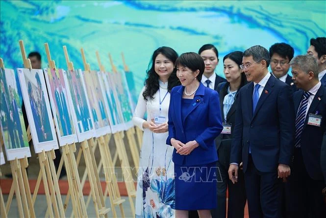 Thủ tướng Lê Minh Hưng và Thủ tướng Nhật Bản tham quan Trưng bày ảnh Thủ tướng Lê Minh Hưng và Thủ tướng Nhật Bản tham quan Trưng bày ảnh