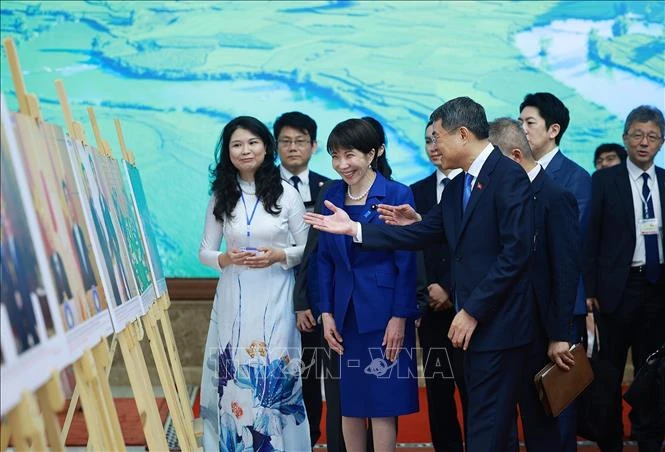 Thủ tướng Lê Minh Hưng và Thủ tướng Nhật Bản tham quan Trưng bày ảnh Thủ tướng Lê Minh Hưng và Thủ tướng Nhật Bản tham quan Trưng bày ảnh