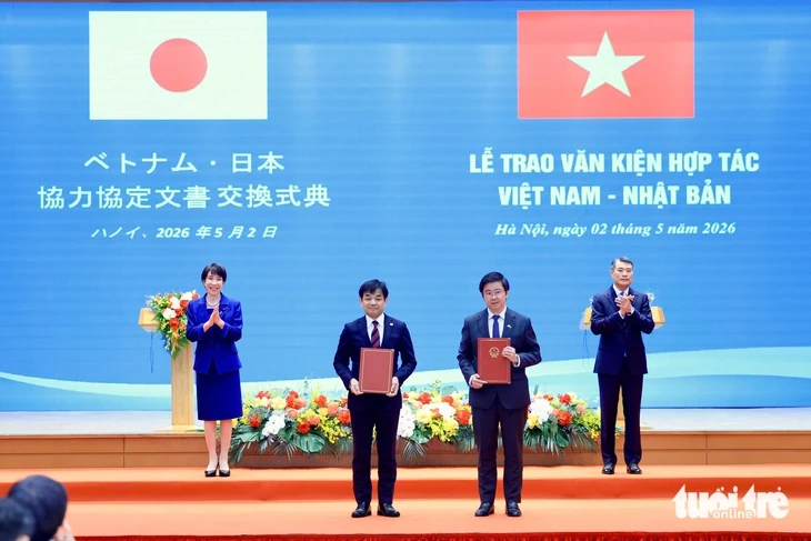 Thủ tướng Nhật Bản ấn tượng với sự phát triển của Việt Nam, ví như 'rồng bay lên' Thủ tướng Nhật Bản ấn tượng với sự phát triển của Việt Nam, ví như 'rồng bay lên'