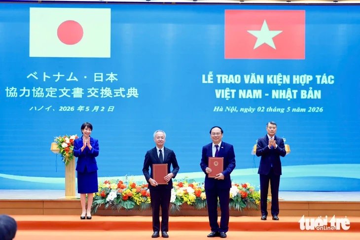 Thủ tướng Nhật Bản ấn tượng với sự phát triển của Việt Nam, ví như 'rồng bay lên' Thủ tướng Nhật Bản ấn tượng với sự phát triển của Việt Nam, ví như 'rồng bay lên'