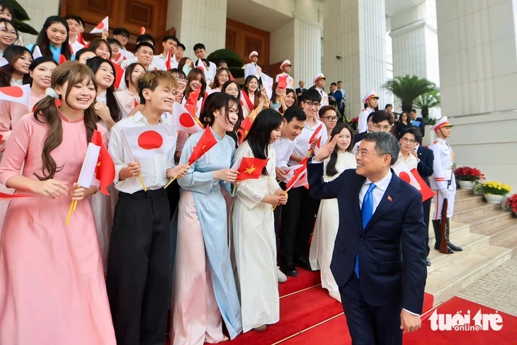 Thủ tướng Nhật Bản ấn tượng với sự phát triển của Việt Nam, ví như 'rồng bay lên' Thủ tướng Nhật Bản ấn tượng với sự phát triển của Việt Nam, ví như 'rồng bay lên'