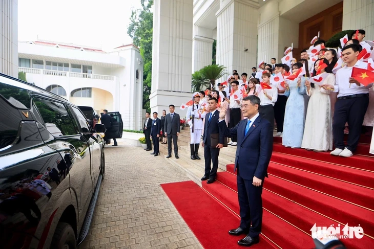 Thủ tướng Nhật Bản ấn tượng với sự phát triển của Việt Nam, ví như 'rồng bay lên' Thủ tướng Nhật Bản ấn tượng với sự phát triển của Việt Nam, ví như 'rồng bay lên'