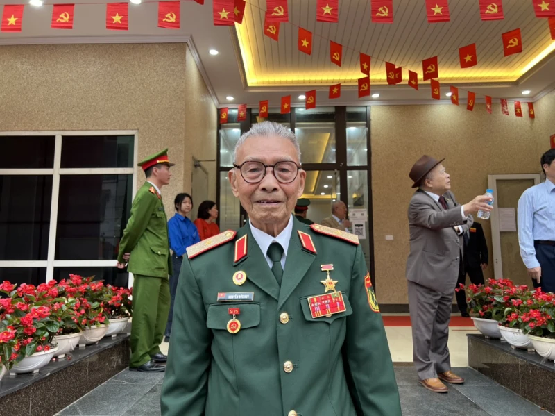 Thủ tướng Phạm Minh Chính bỏ phiếu bầu cử tại phường Tây Hồ Thủ tướng Phạm Minh Chính bỏ phiếu bầu cử tại phường Tây Hồ