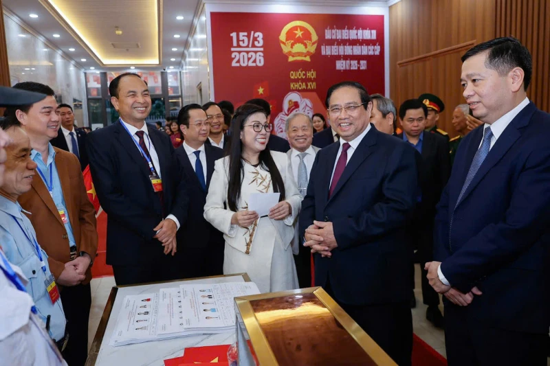 Thủ tướng Phạm Minh Chính bỏ phiếu bầu cử tại phường Tây Hồ Thủ tướng Phạm Minh Chính bỏ phiếu bầu cử tại phường Tây Hồ