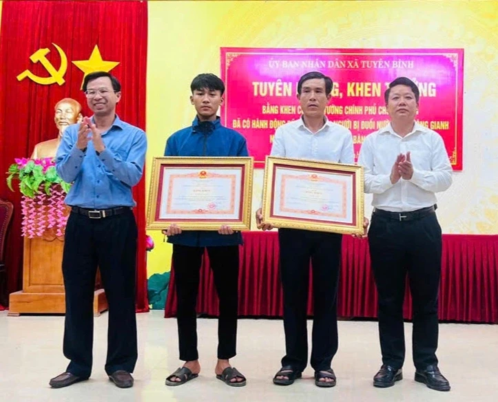 Thủ tướng tặng Bằng khen bố con ngư dân cứu sống 3 người chìm đò Thủ tướng tặng Bằng khen bố con ngư dân cứu sống 3 người chìm đò