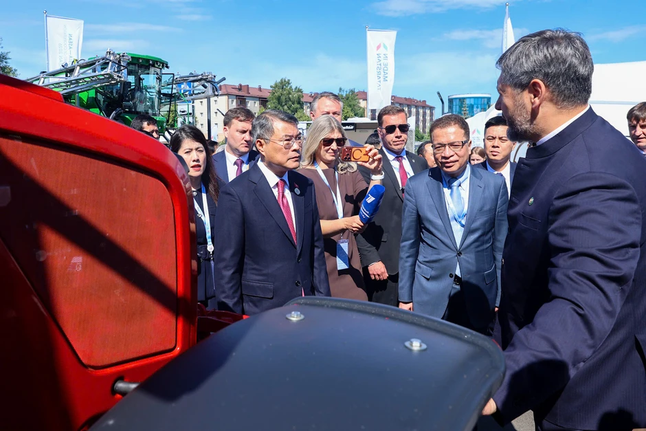 Thủ tướng thăm triển lãm tiềm lực công nghiệp, công nghệ cao của Tatarstan, Nga Thủ tướng thăm triển lãm tiềm lực công nghiệp, công nghệ cao của Tatarstan, Nga
