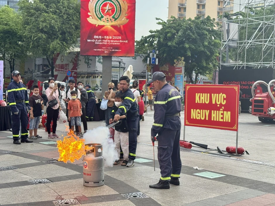 Thủ tướng yêu cầu tiếp tục cắt giảm, đơn giản hóa 4 nhóm thủ tục hành chính